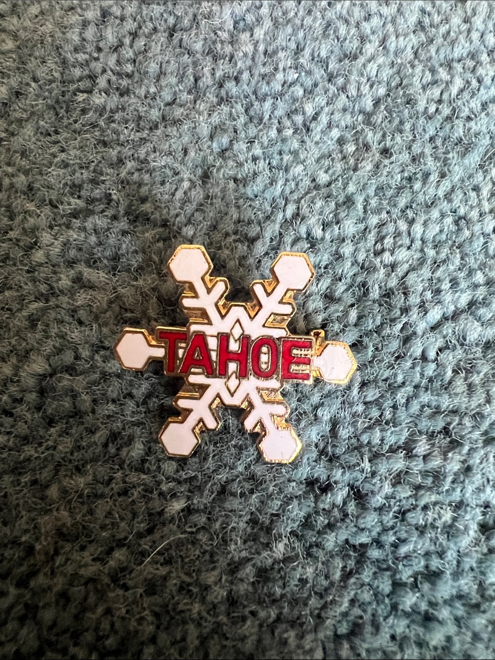 Lake Tahoe Gold Tone White/Red Souvenir Enamel Lapel Snowflake Pin, excellent